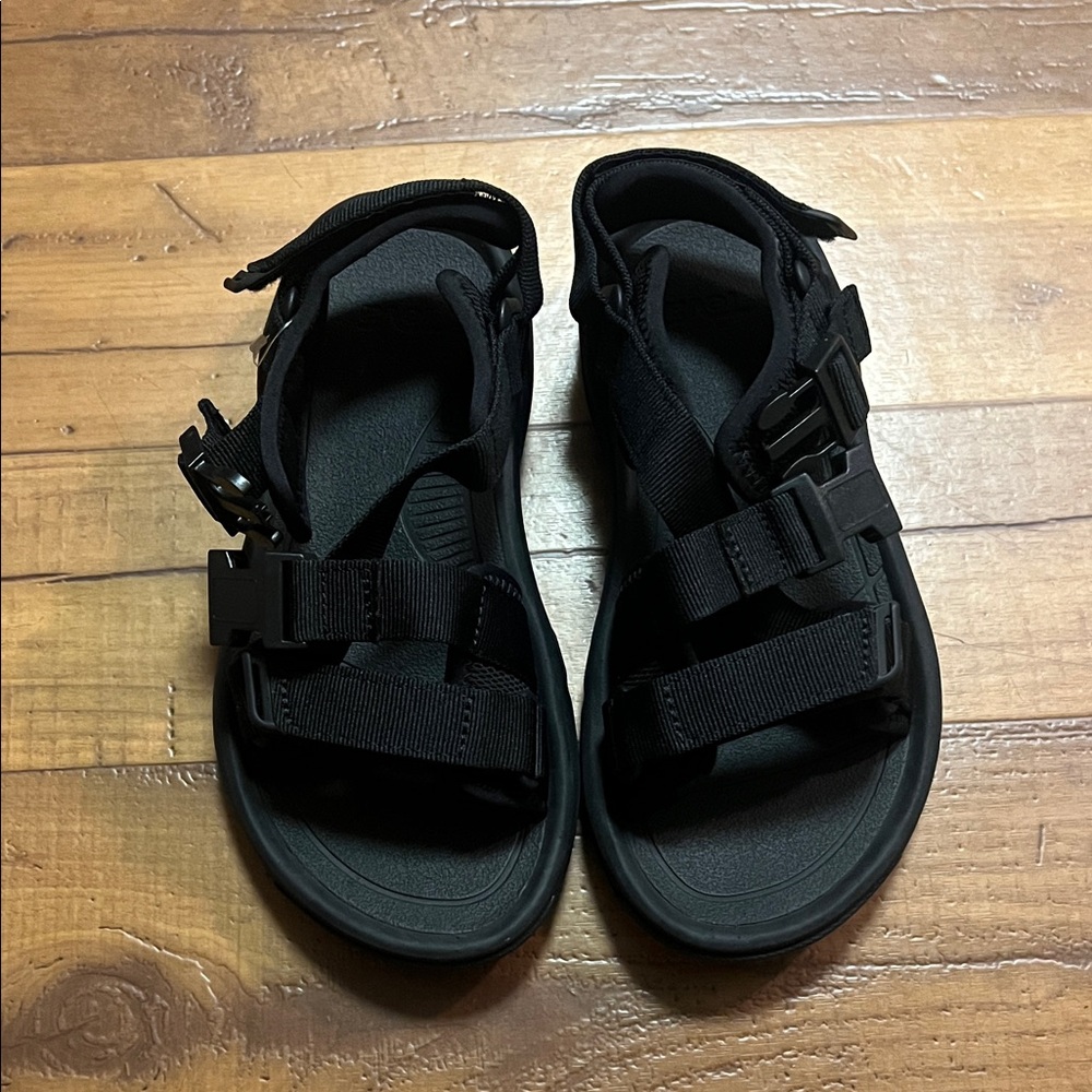 Teva hurricane verge sandal for women color black size 6  brand new no box